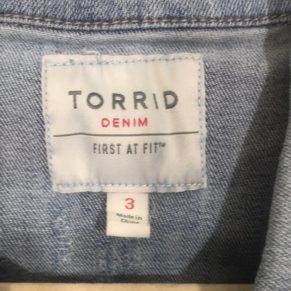 Torrid Light Wash Crop Denim Distressed Button Front Vest size 3X- 22/24 - Picture 10 of 12